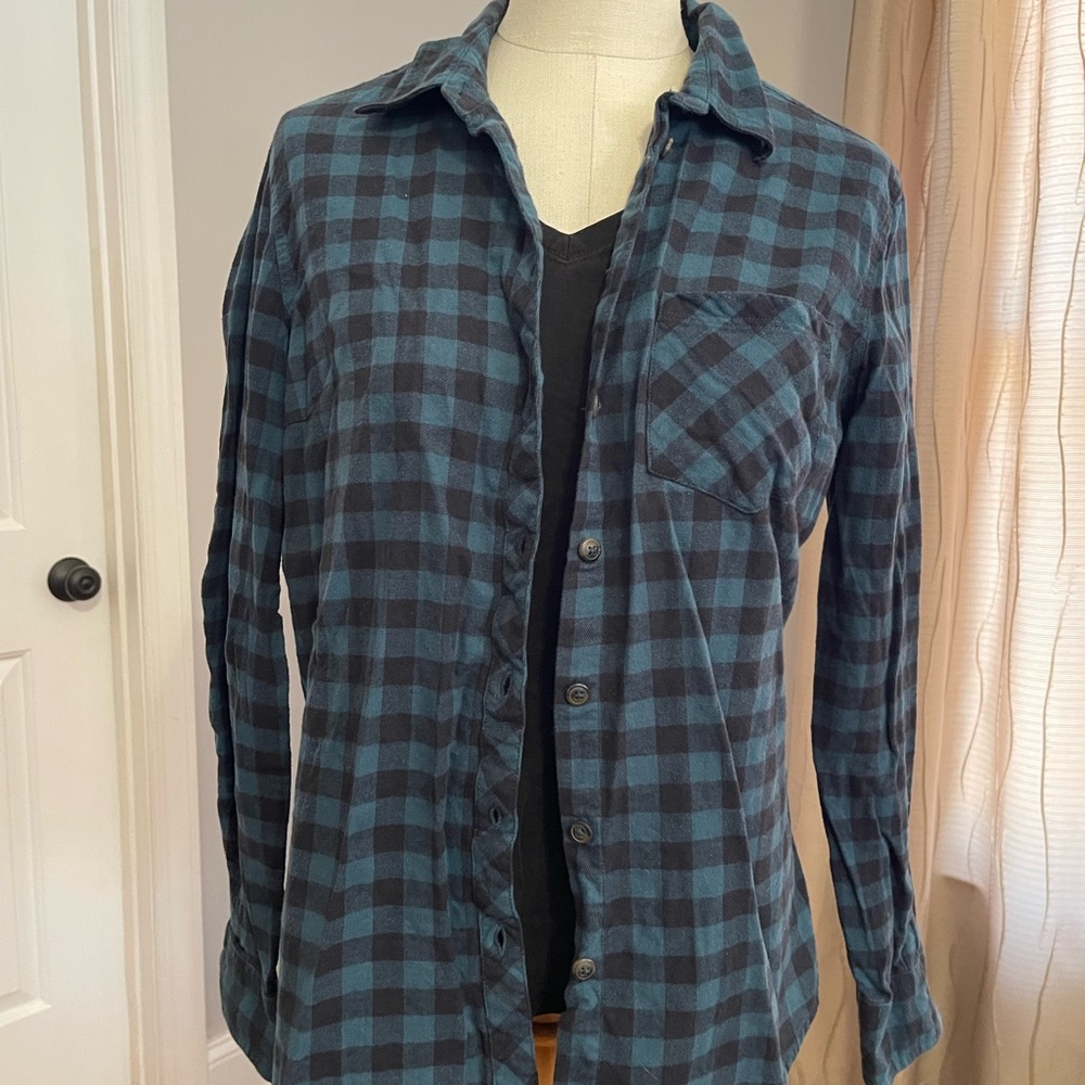 Blue Mountain Women’s Plaid Button-Down flannel shirt M v neck t shirt L